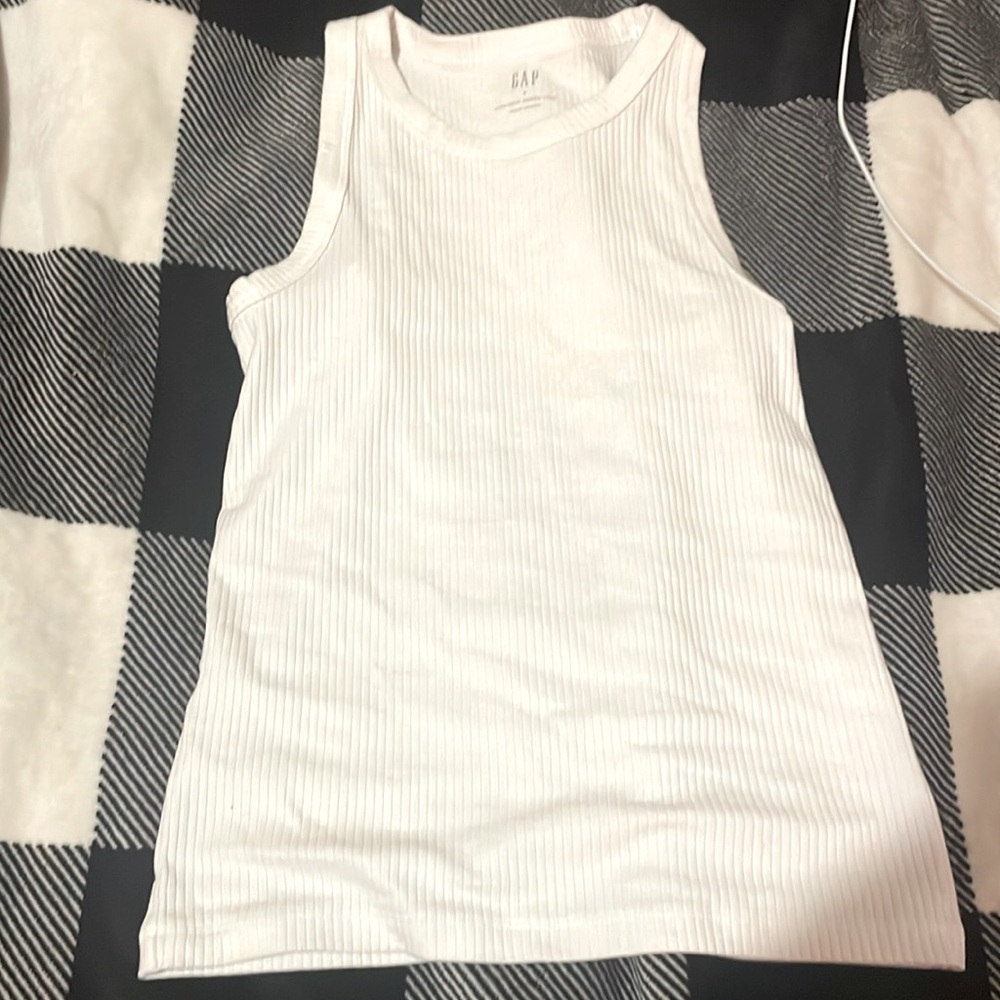 Cute white tank top 🤍